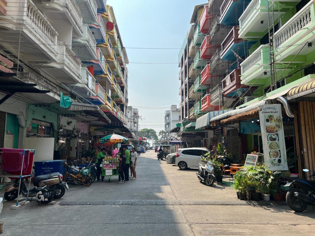 Yuri Guesthouse Jomtien Beach Exterior photo